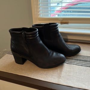 Easy Spirit black boots
